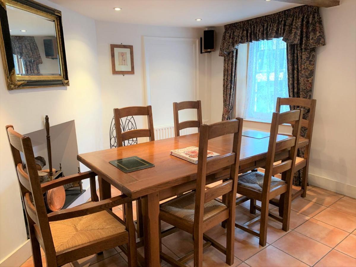 Villa Ye Olde House Shepperton Esterno foto
